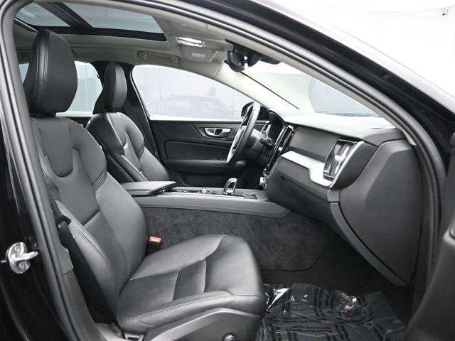 Photo of 2024 Onyx Black Metallic Volvo S60