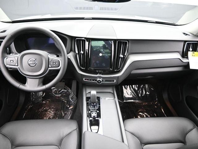 Photo of 2025 Platinum Gray Metallic Volvo XC60 Plug-In Hybrid