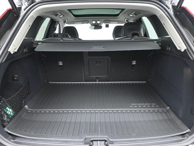 Photo of 2025 Platinum Gray Metallic Volvo XC60 Plug-In Hybrid