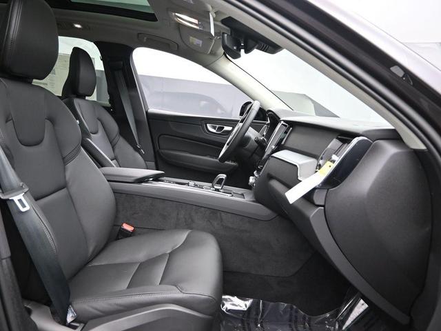 Photo of 2025 Platinum Gray Metallic Volvo XC60 Plug-In Hybrid
