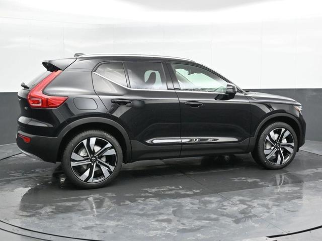 Photo of 2025 Onyx Black Metallic Volvo XC40