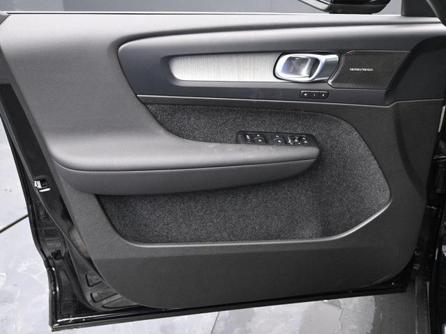 Photo of 2025 Onyx Black Metallic Volvo XC40