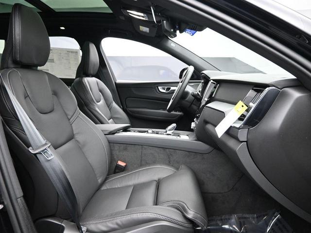 Photo of 2025 Onyx Black Metallic Volvo XC60