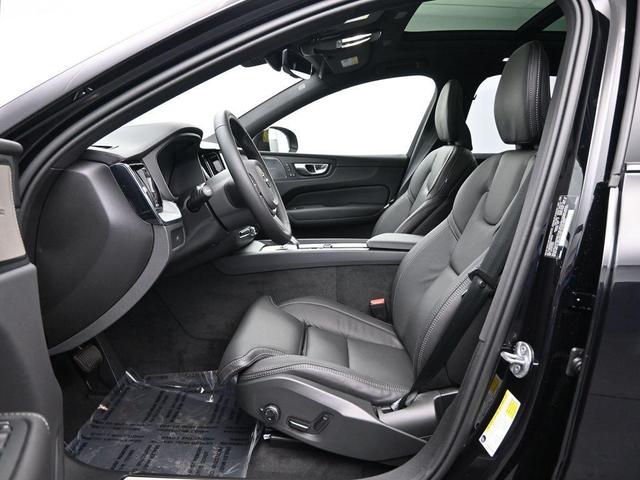 Photo of 2025 Onyx Black Metallic Volvo XC60