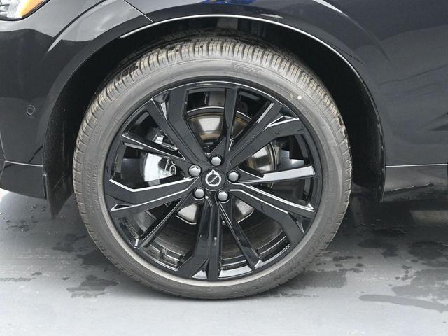 Photo of 2025 Onyx Black Metallic Volvo XC60