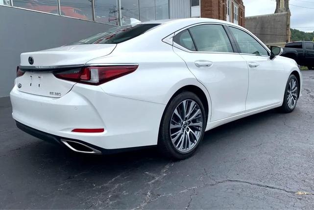 Photo of 2019 Eminent White Pearl Lexus ES 350