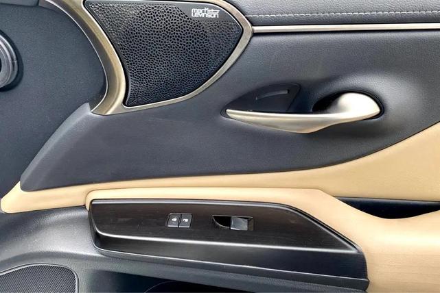Photo of 2019 Eminent White Pearl Lexus ES 350