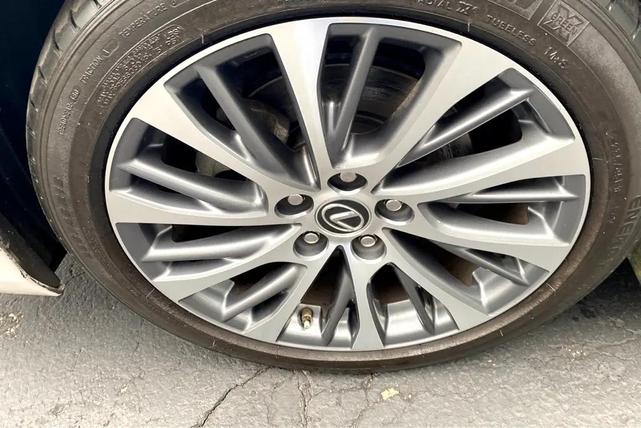 Photo of 2019 Eminent White Pearl Lexus ES 350