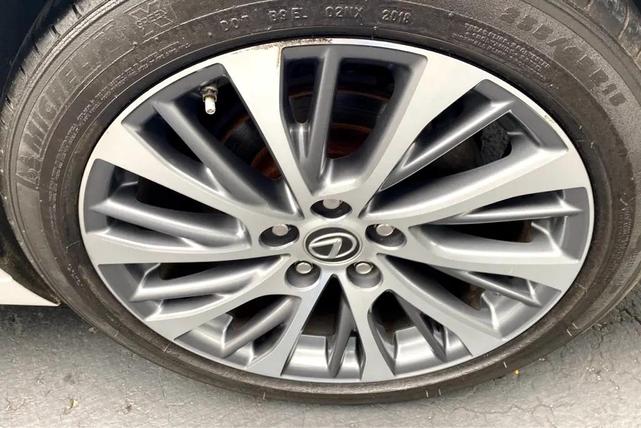 Photo of 2019 Eminent White Pearl Lexus ES 350