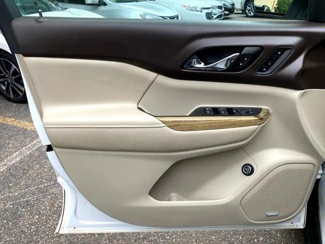 Photo of 2017 White Frost Tricoat GMC Acadia