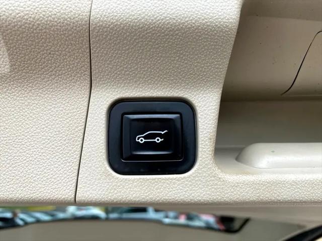 Photo of 2017 White Frost Tricoat GMC Acadia