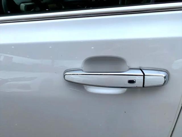 Photo of 2017 White Frost Tricoat GMC Acadia
