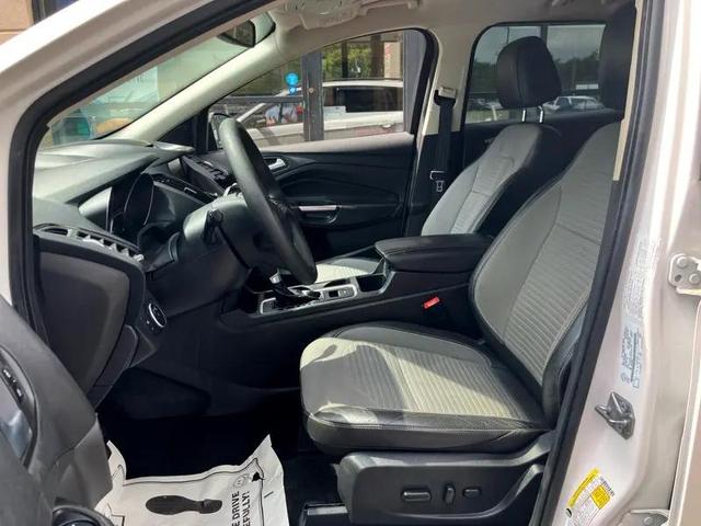 Photo of 2017 White Platinum Metallic Tri-Coat Ford Escape