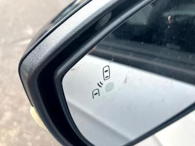 Photo of 2017 White Platinum Metallic Tri-Coat Ford Escape