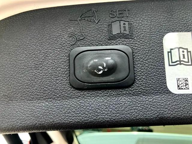 Photo of 2017 White Platinum Metallic Tri-Coat Ford Escape