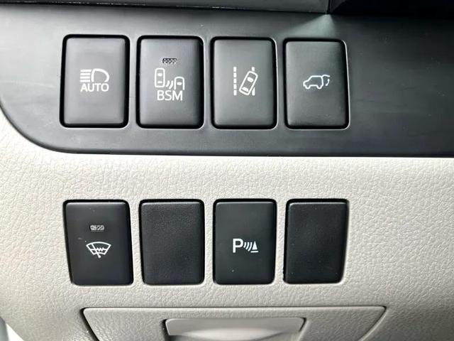 Photo of 2016 Blizzard Pearl Toyota Highlander Hybrid
