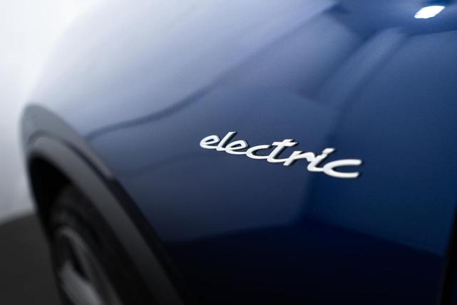 Photo of 2024 Gentian Blue Metallic Porsche Macan