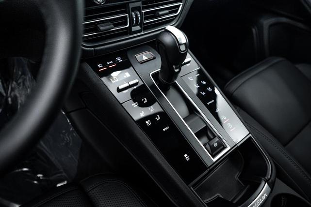 Photo of 2025 Jet Black Metallic Porsche Macan