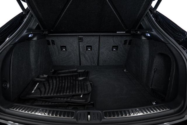 Photo of 2025 Jet Black Metallic Porsche Macan