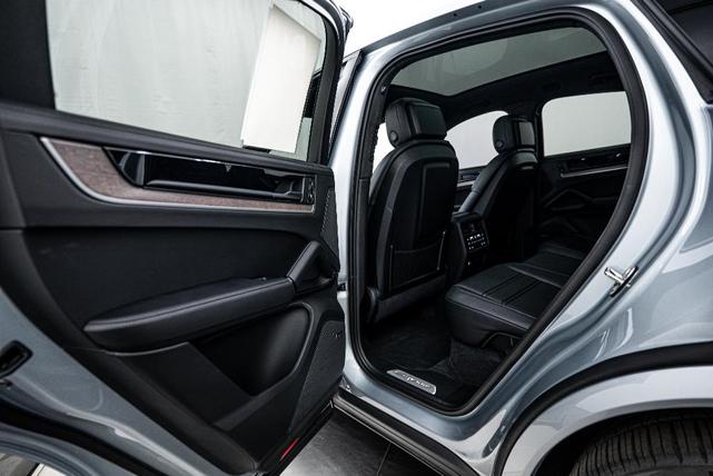 Photo of 2024 Dolomite Silver Metallic Porsche Cayenne