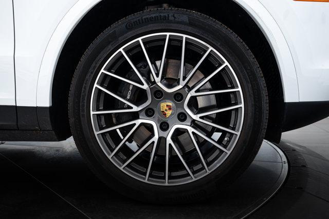 Photo of 2022 Carrara White Metallic Porsche Cayenne