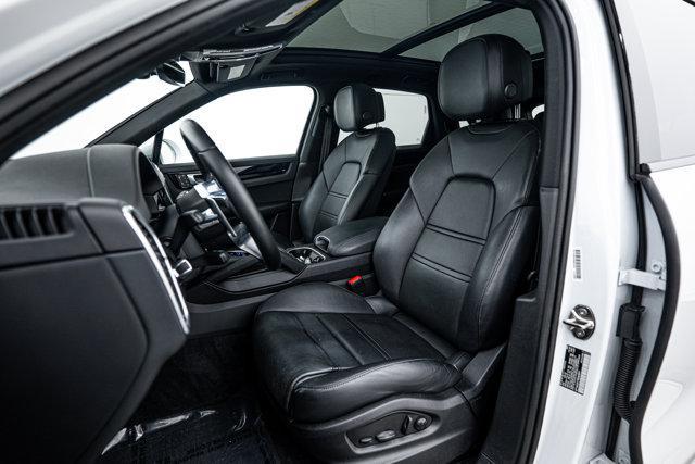 Photo of 2022 Carrara White Metallic Porsche Cayenne