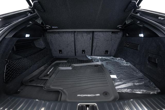 Photo of 2025 Quartzite Grey Metallic Porsche Cayenne