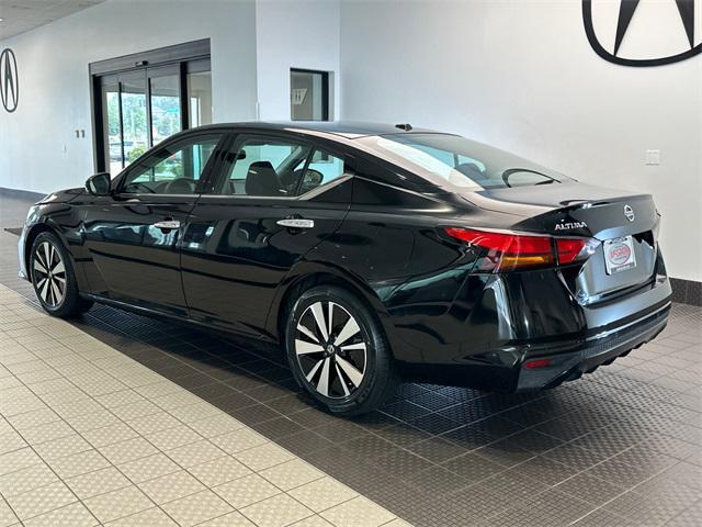 Photo of 2019 Super Black Clearcoat Nissan Altima