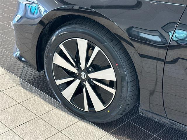 Photo of 2019 Super Black Clearcoat Nissan Altima