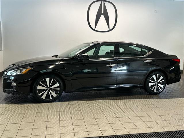 Photo of 2019 Super Black Clearcoat Nissan Altima