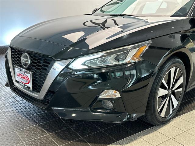 Photo of 2019 Super Black Clearcoat Nissan Altima