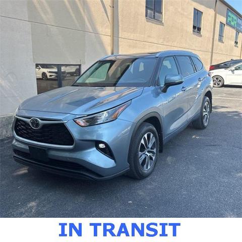 Photo of 2022 Moon Dust Toyota Highlander