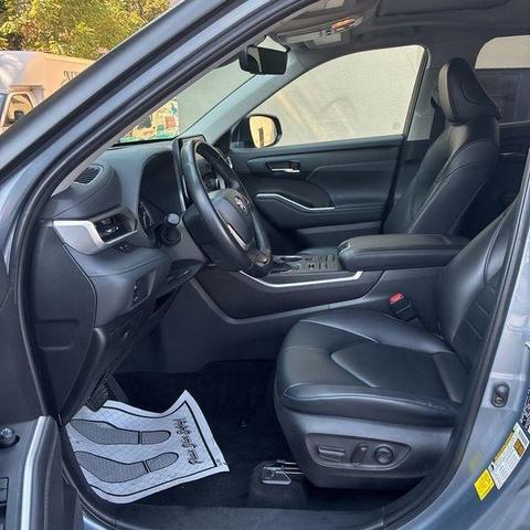 Photo of 2022 Moon Dust Toyota Highlander