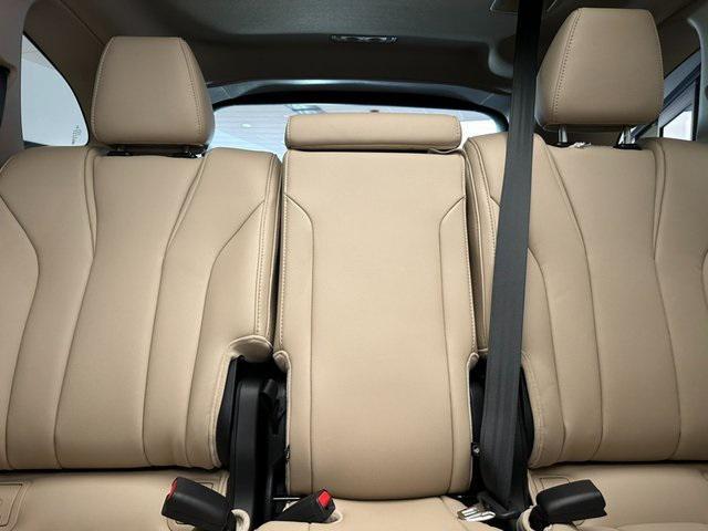 Photo of 2023 Platinum White Pearl Acura MDX