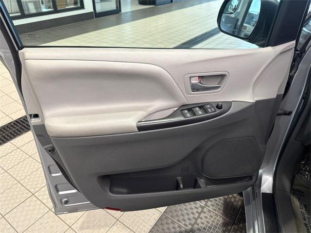 Photo of 2015 Silver Sky Metallic Toyota Sienna