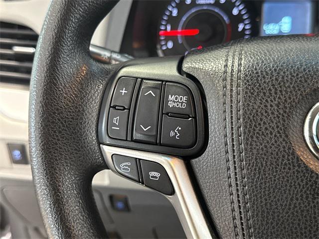 Photo of 2015 Silver Sky Metallic Toyota Sienna
