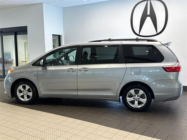 Photo of 2015 Silver Sky Metallic Toyota Sienna