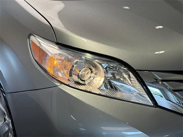 Photo of 2015 Silver Sky Metallic Toyota Sienna