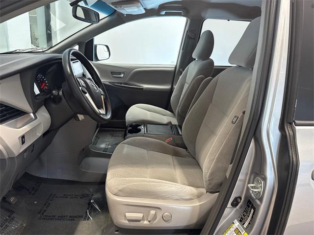 Photo of 2015 Silver Sky Metallic Toyota Sienna
