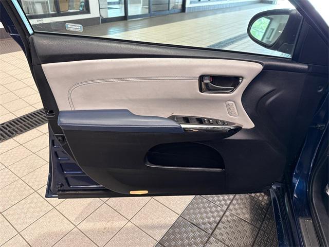 Photo of 2013 Nautical Blue Metallic Toyota Avalon