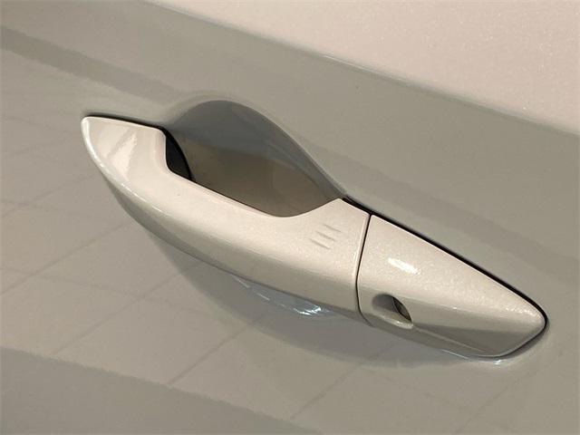 Photo of 2022 Platinum White Pearl Acura MDX