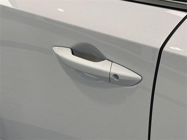 Photo of 2025 Platinum White Acura MDX