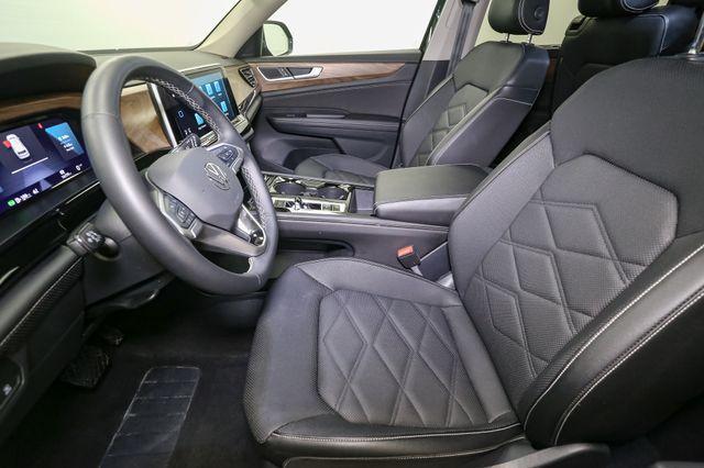 Photo of 2024 Deep Black Pearl Effect Volkswagen Atlas