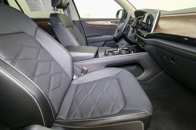 Photo of 2024 Deep Black Pearl Effect Volkswagen Atlas