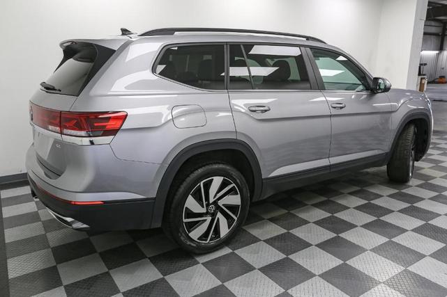 Photo of 2025 Silver Mist Metallic Volkswagen Atlas