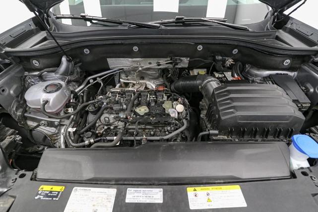 Photo of 2025 Silver Mist Metallic Volkswagen Atlas