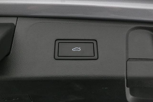 Photo of 2025 Silver Mist Metallic Volkswagen Atlas