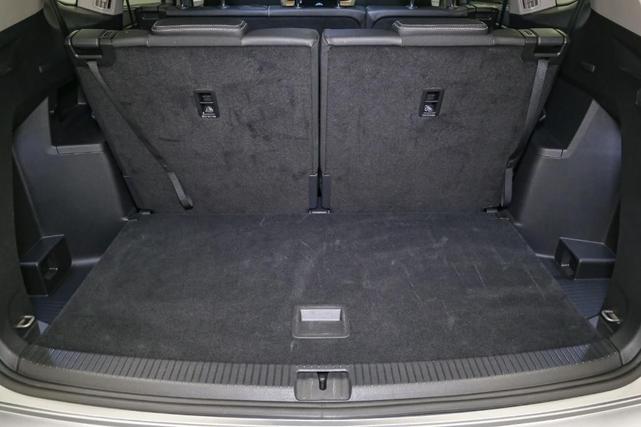 Photo of 2025 Silver Mist Metallic Volkswagen Atlas