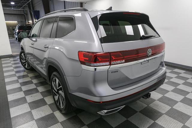Photo of 2025 Silver Mist Metallic Volkswagen Atlas