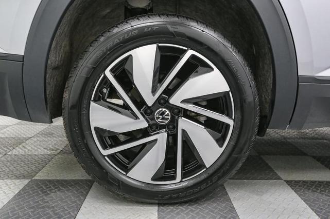 Photo of 2025 Silver Mist Metallic Volkswagen Atlas